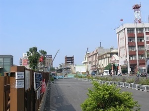 144.前驛から後驛方面への歩道橋.jpg