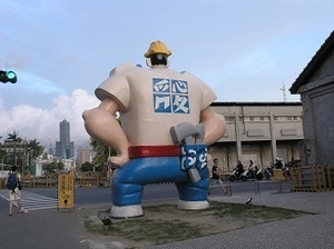 38.駁二芸術特区大人形.jpg