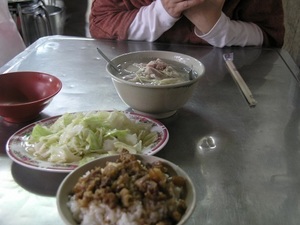 47.魯肉飯、ショーガ豚肉スープ、キャベツにんにく炒め.jpg