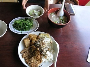 7.絲瓜粥と排骨飯と空心菜.jpg