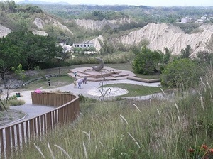 87.月池より弦月景観台を望む.jpg